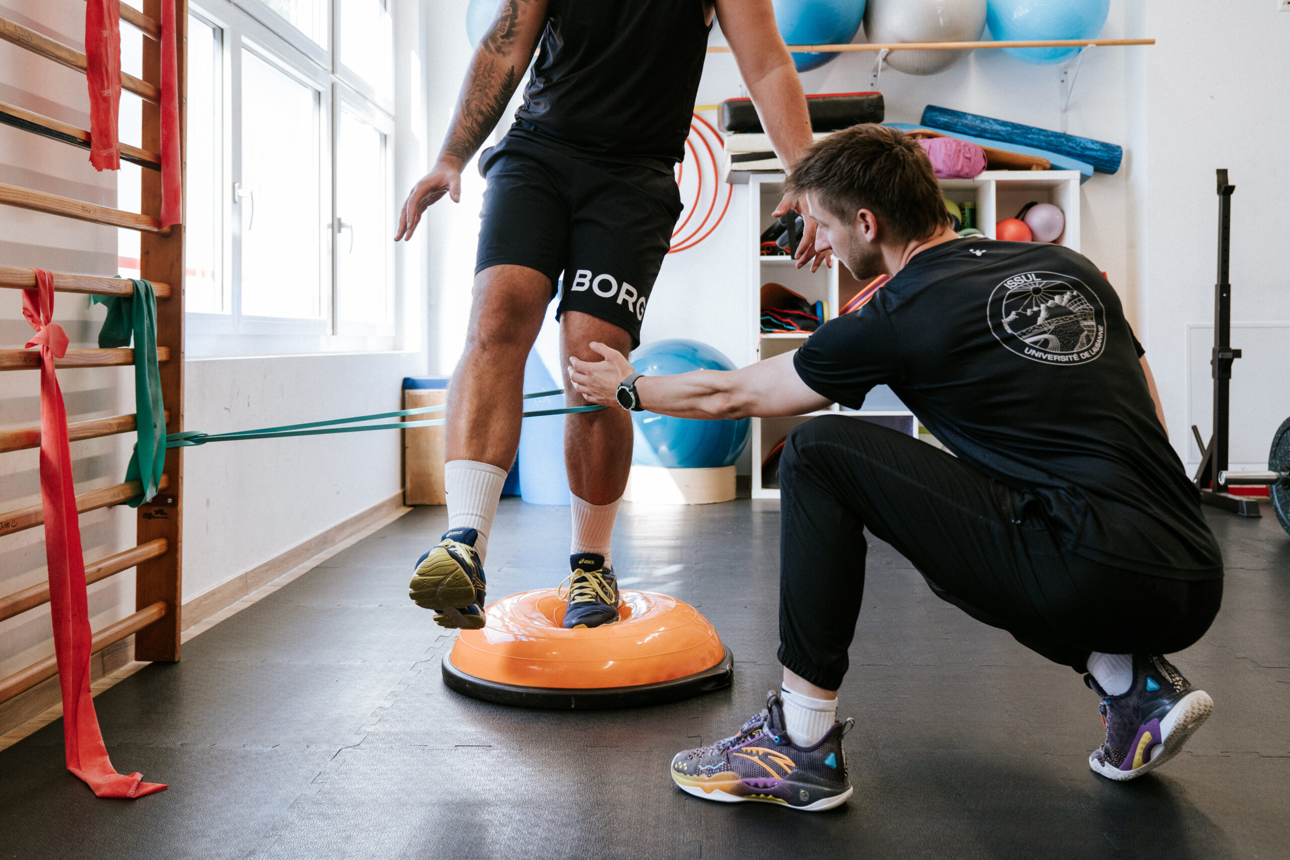 Matthieu Paillex guide un sportif pendant un mouvement avec charge
