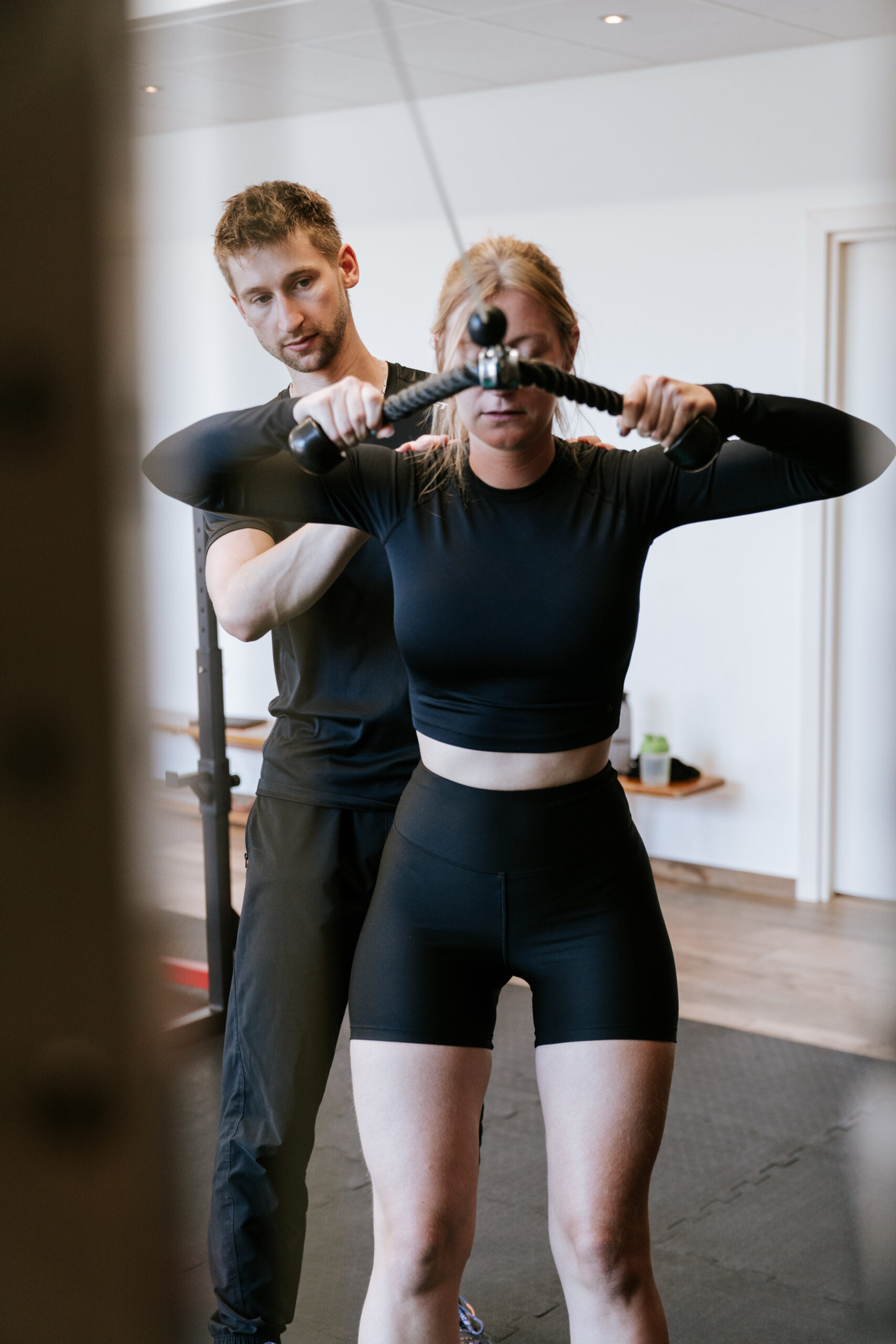 Matthieu Paillex accompagne une cliente pendant un exercice de renforcement